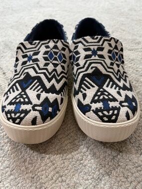 TOMS Black White Blue Tribal Slip-On Sneakers Size 6